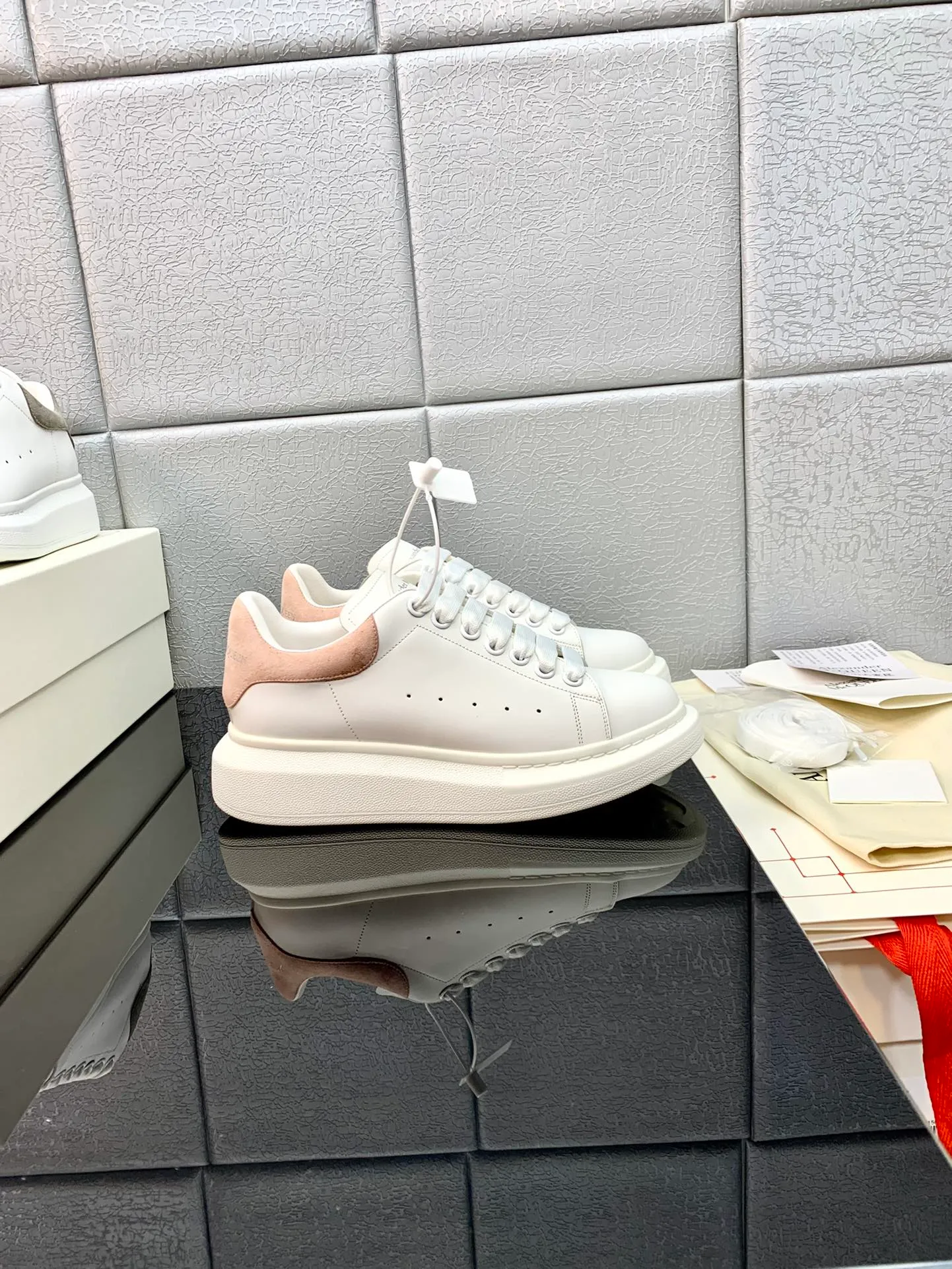 👟👟Ex-factory price👟👟Ex-factory price 480👟👟 Women's shoes Women's clothing 2022 latest upgraded version The latest McQueen white shoes original 1⃣: 1⃣ perfect replica ☑Delivery latest counter full set of packaging🎁Full series of color styles are constantly updated🥳🥳 🔺Fabric: Customized original matte silk cowhide 🔺Inner lining: imported water-dyed sheepskin lining/original customized soft cowhide pad 🔺Feet: ultra-clear high temperature air pressure logo➕soft latex pad 🔺outsole: rubber T👟👟factory price👟👟factory price U vacuum bottom/I👟👟factory price👟👟factory price original foam bottom, thick bottom about 4cm 🔺Size: Female M34-40 Male M39-45